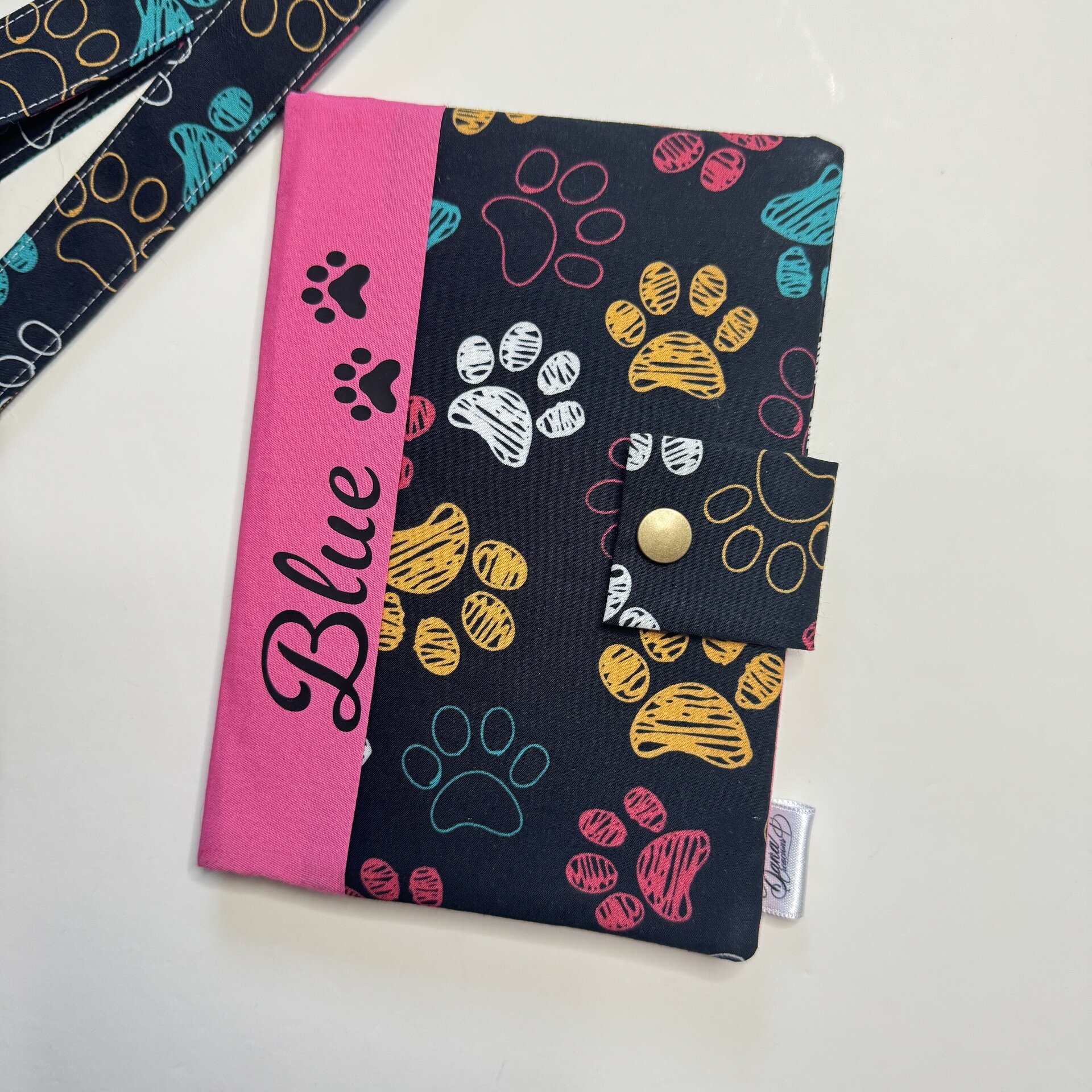 Porta Cartillas de Mascotas – Diseño de Huellas en Rosa y Azul - 2