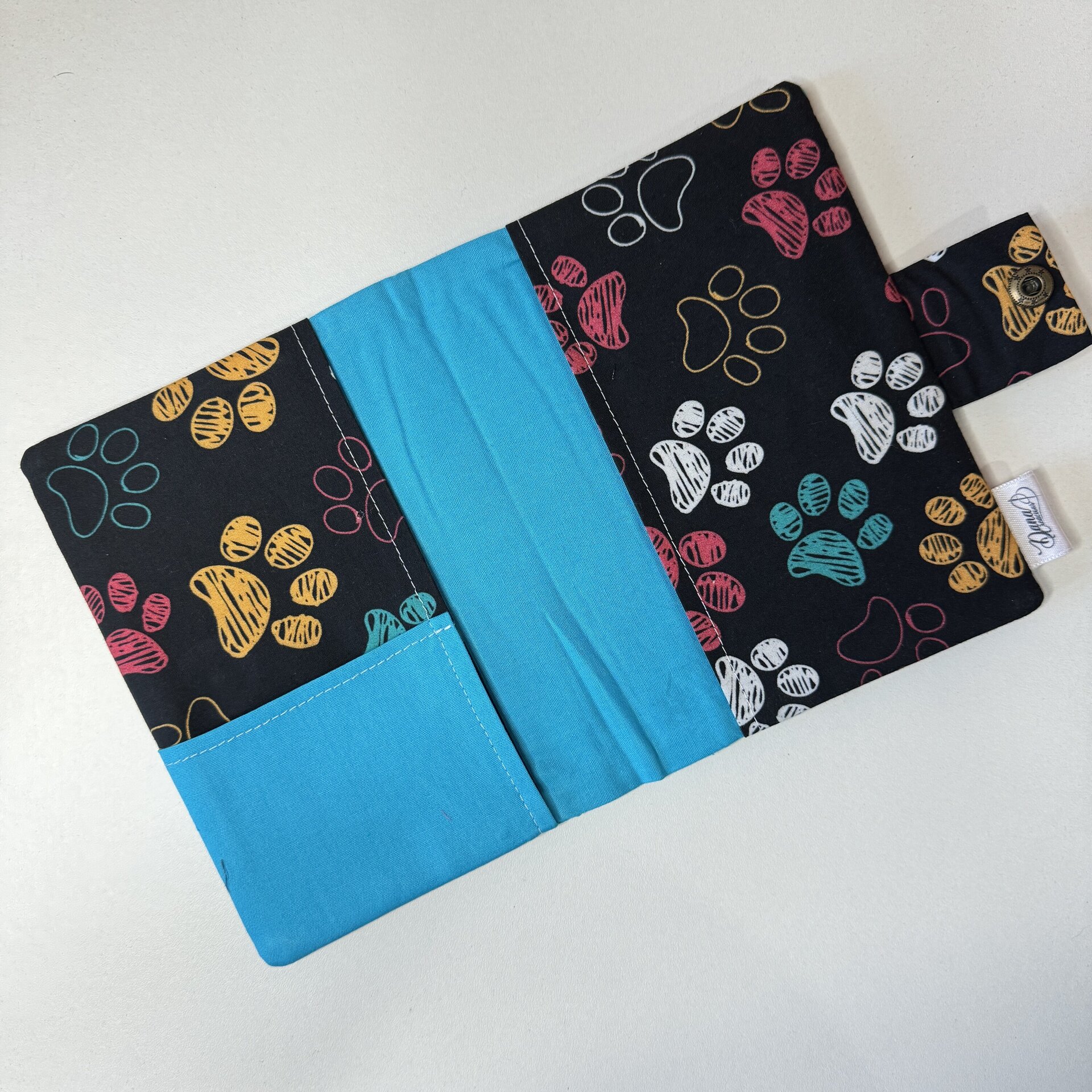 Porta Cartillas de Mascotas – Diseño de Huellas en Rosa y Azul - 5